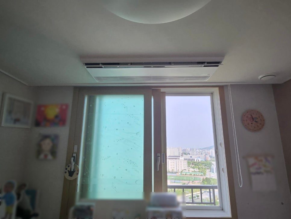 침실에 매립되어 깔끔하게 완성된 실내기