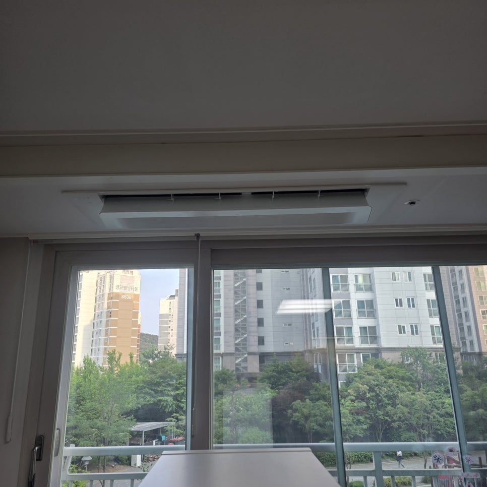 창밖 풍경과 어우러진 사무실 실내기