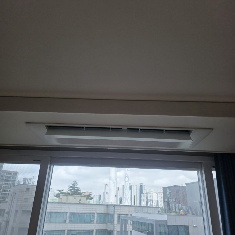 거실 공간의 시원한 바람을 위한 위치 선정