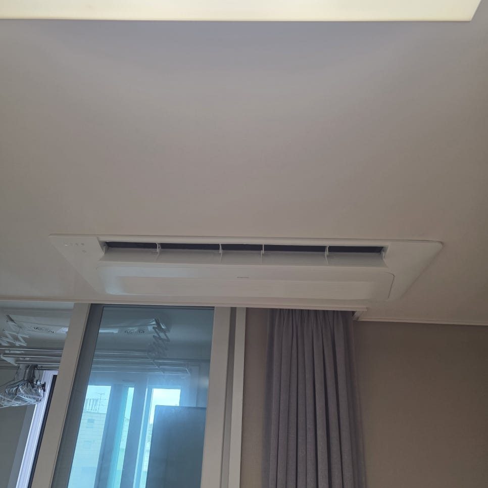 거실 천장에 매립된 깔끔한 실내기 모습
