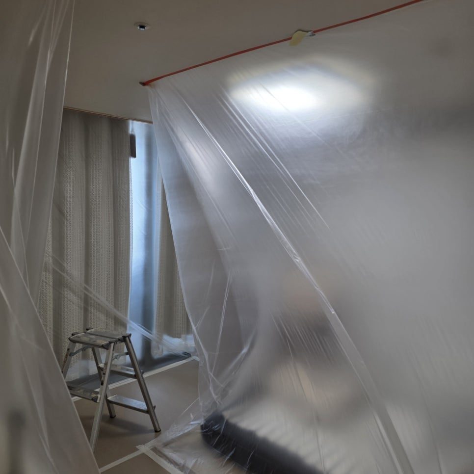 거실 공간의 투명 필름 보양 작업