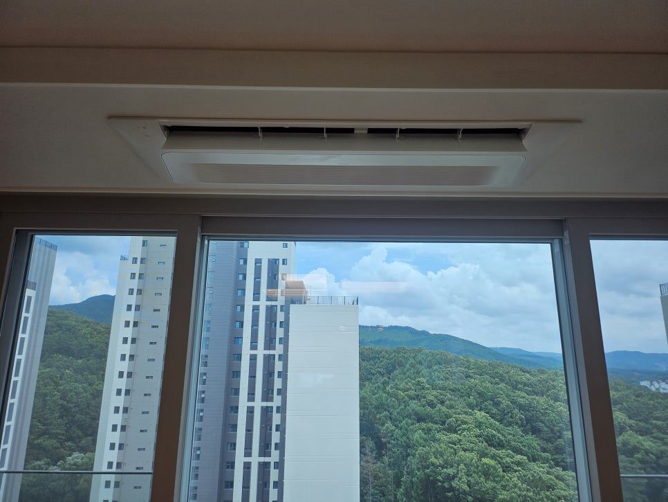 창가 풍경과 어우러지는 거실의 시스템에어컨