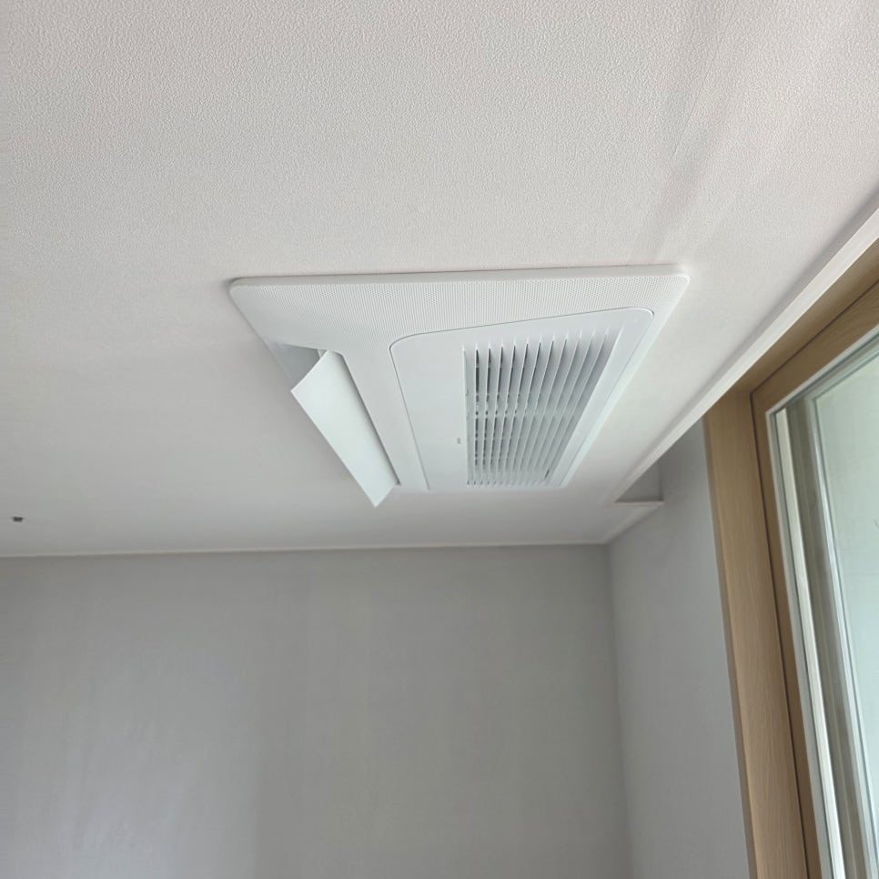천장과 일체화된 깔끔한 실내기 설치