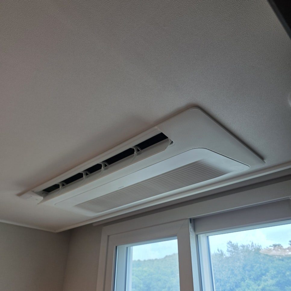 거실 전체를 아우르는 효율적인 배치