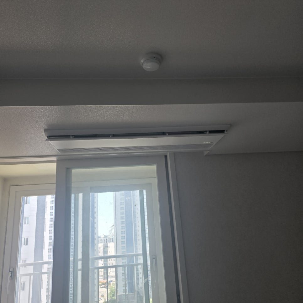 창가 벽면과 어우러진 시스템에어컨