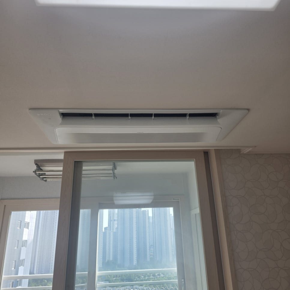 창밖 풍경과 연결되는 세련된 거실
