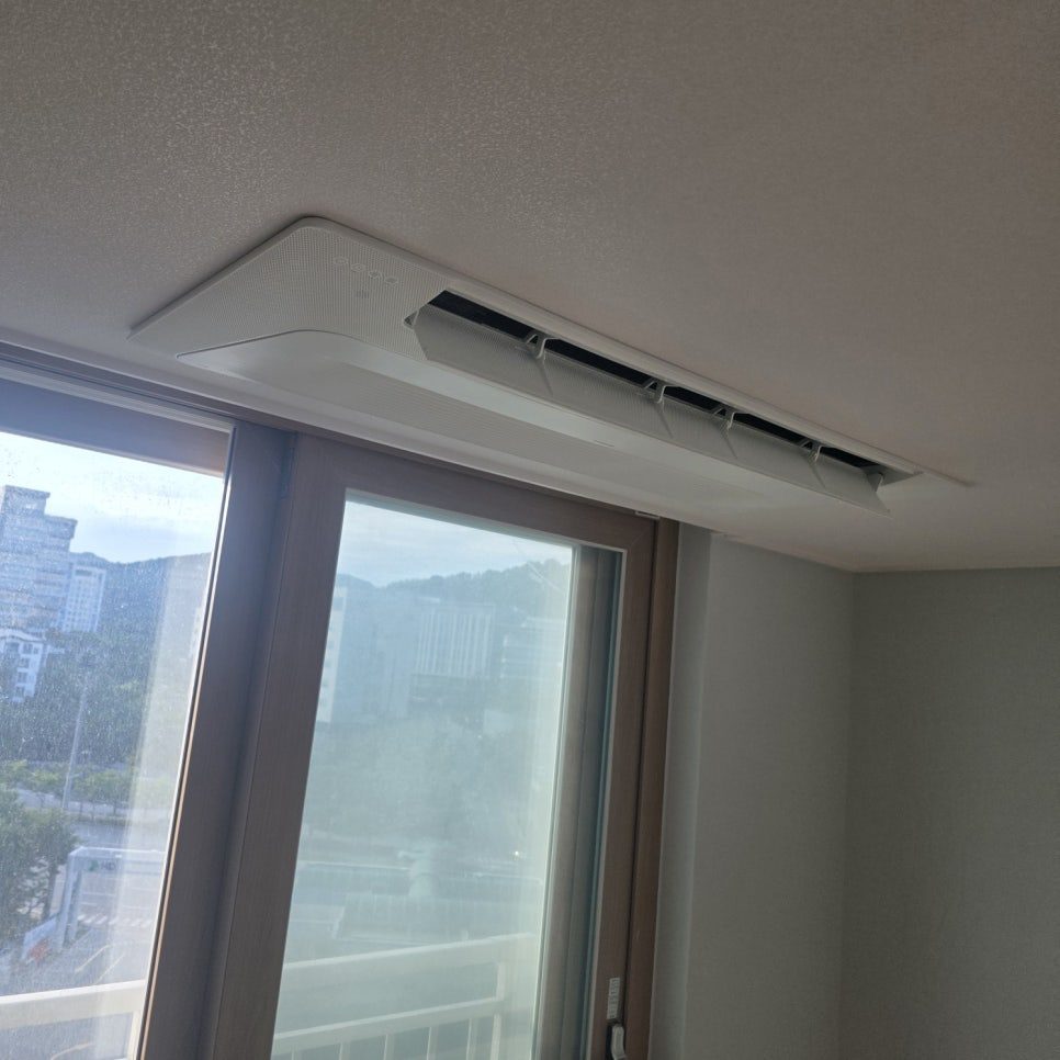 목재 마감과 어우러지는 천장부 시공
