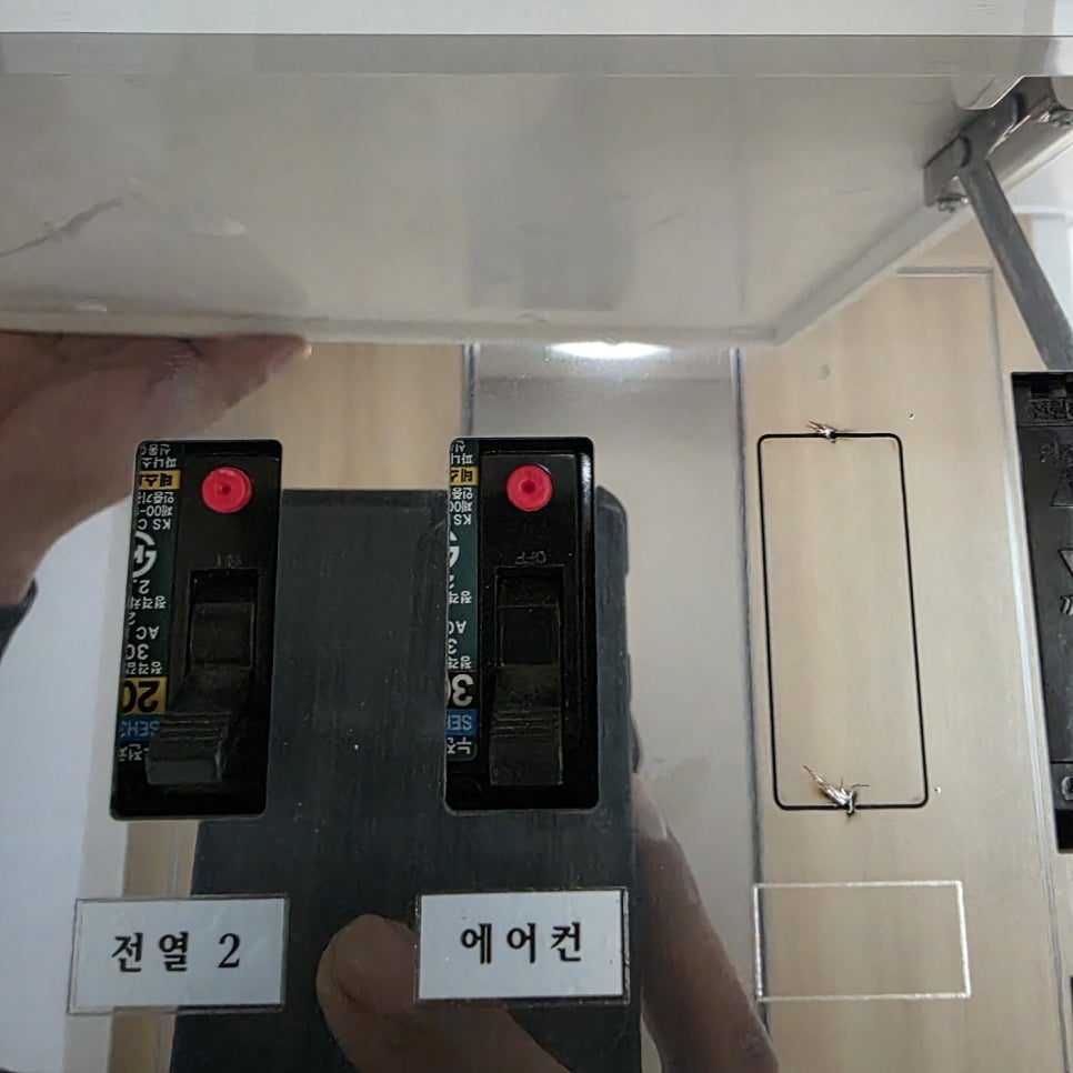 배관 경로 최적화를 위한 천장 내부 점검