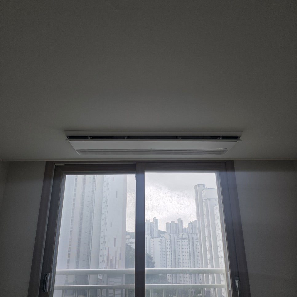 거실 창가 쪽 시원한 냉방 설계