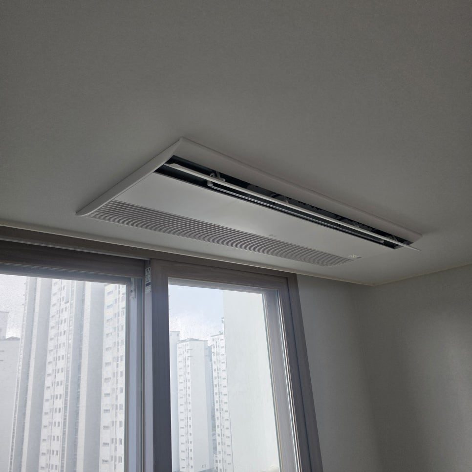 공간을 넓게 쓰는 거실 시스템에어컨