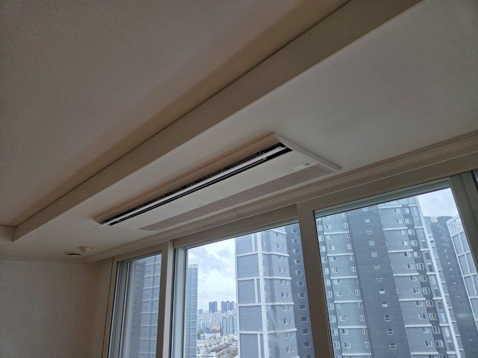 사무공간에 설치된 깔끔한 시스템에어컨