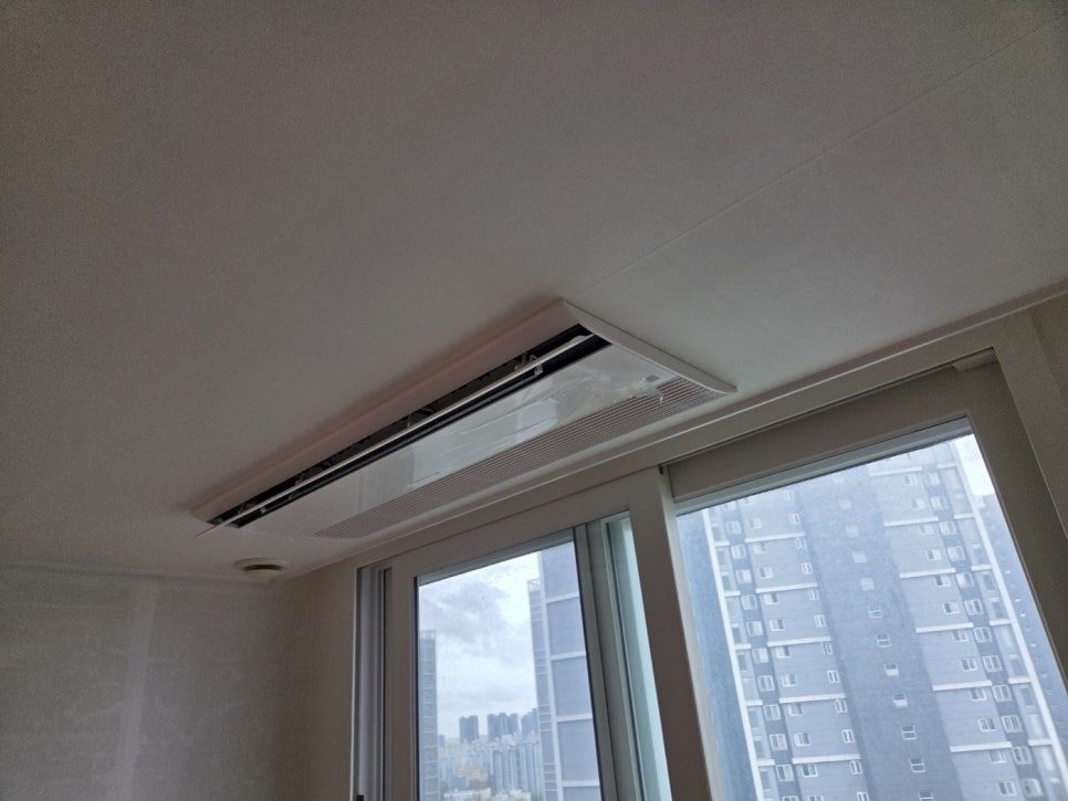 천장 내부 배관 노출 상태 확인