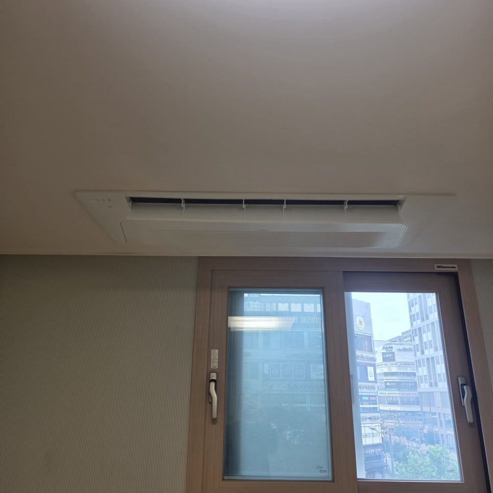 사무공간의 세련된 천장형 설치