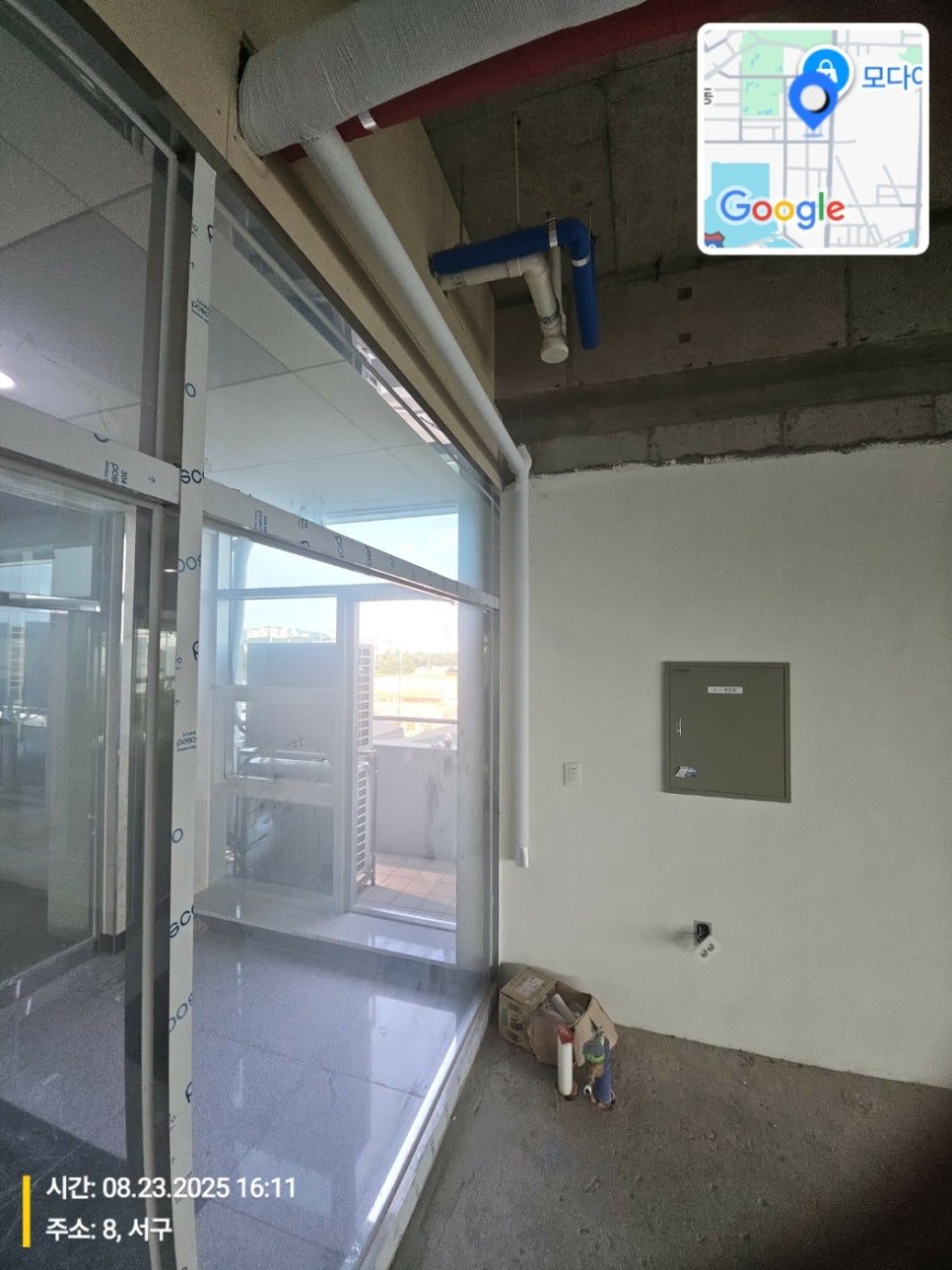 벽면과 창가 쪽 배관 마감 및 실내기 설치 모습