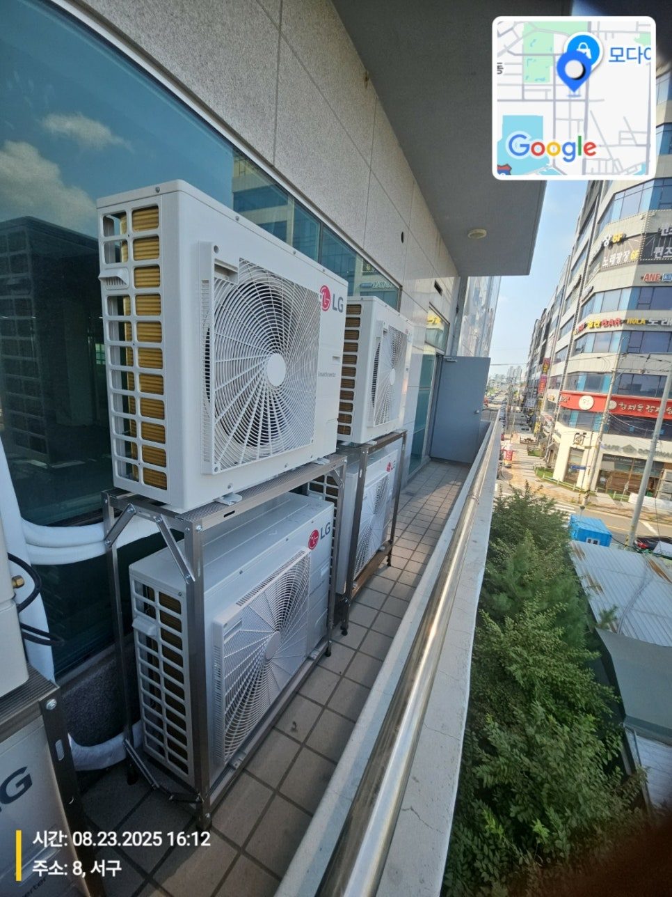 정돈된 배열로 설치가 완료된 외부 실외기 공간