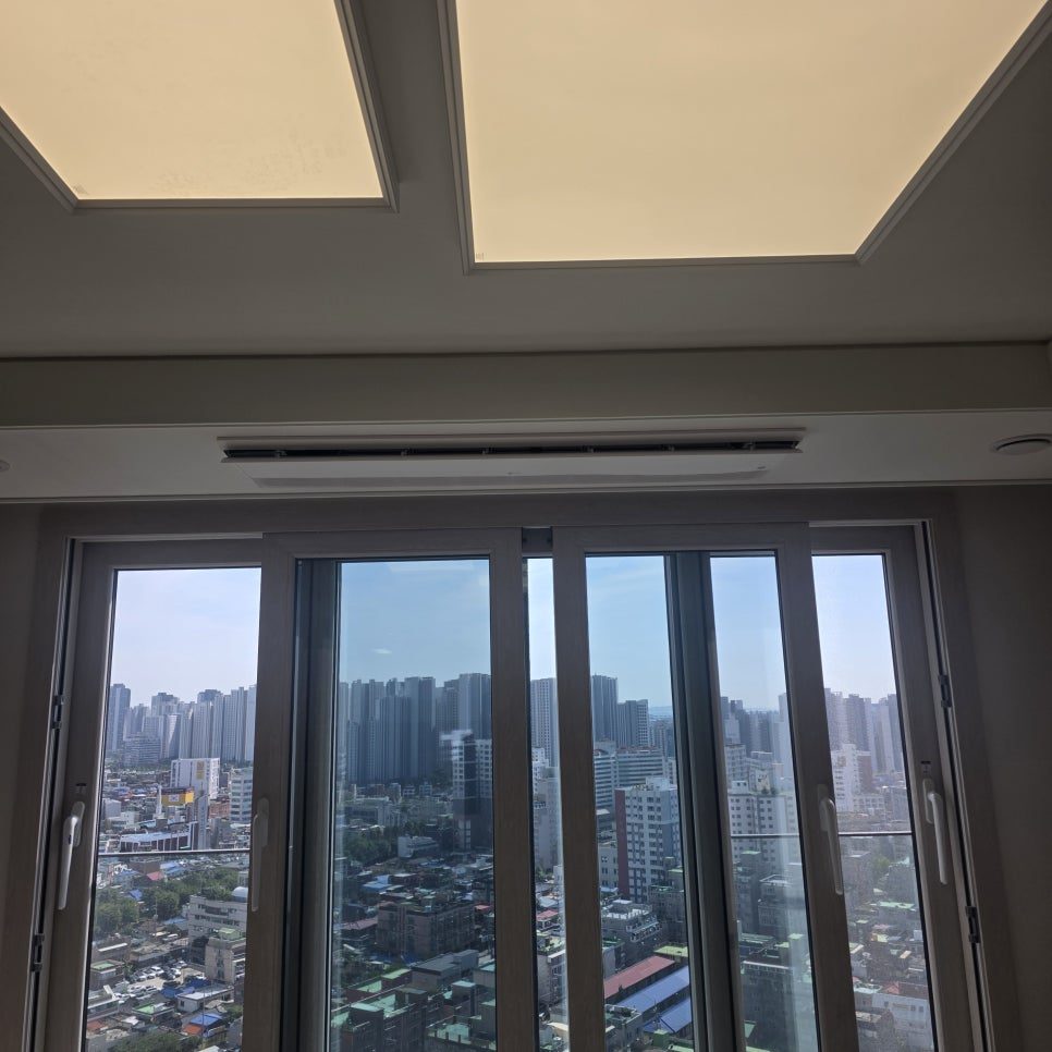 조명과 조화로운 천장 마감