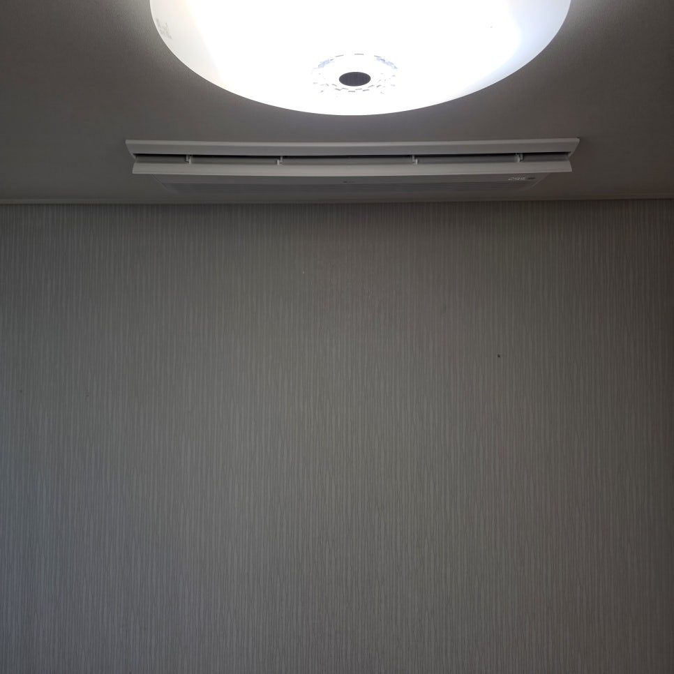 조명과 조화로운 천장 시공 결과