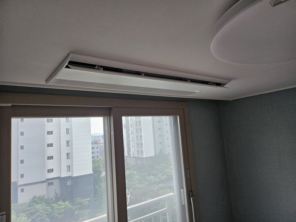 거실 창가 쪽 시원한 냉방 환경 조성