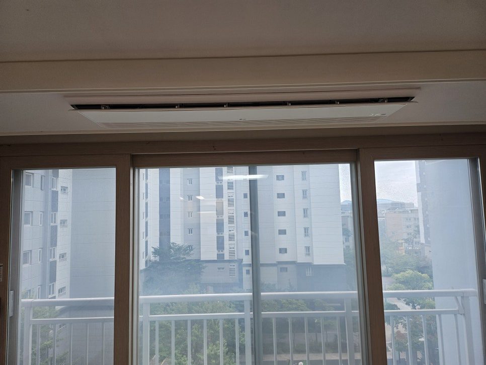 거실 전체에 고르게 퍼지는 바람을 위한 배치