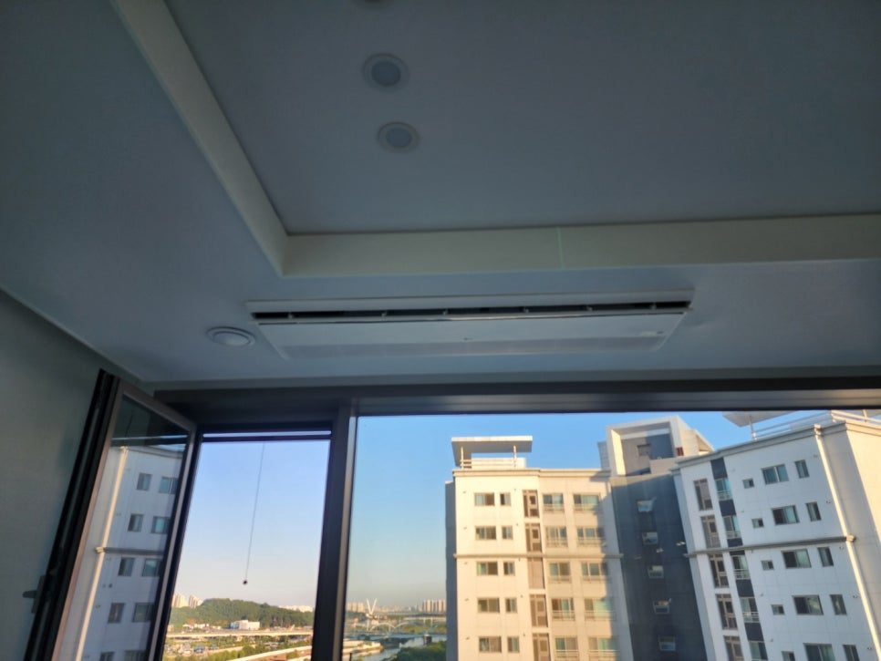 거실 천장과 조화로운 실내기 매립