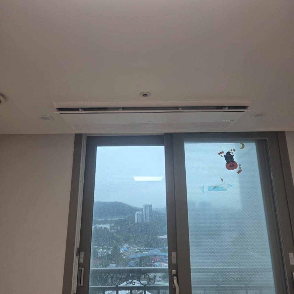 창가와 조화로운 거실 설치 모습