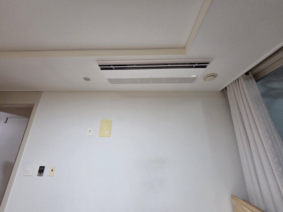 거실 천장과 조화로운 실내기 설치