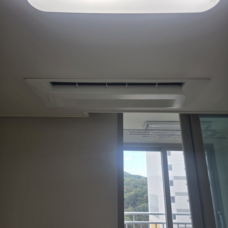 창문과 어우러진 매립형 실내기