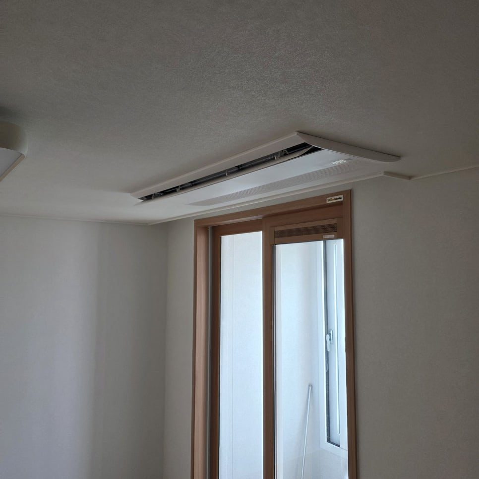 창가 라인과 연결된 거실 시스템 에어컨