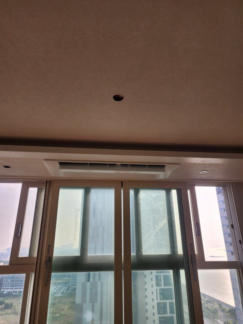창밖 풍경과 어우러지는 세련된 거실 공간