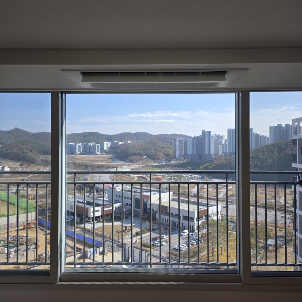 창가 쪽을 고려한 실내기 위치 선정