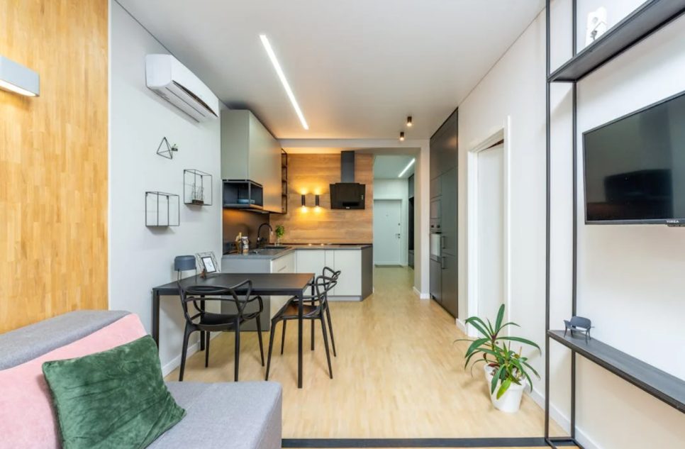 거실과 주방이 연결된 구조에 최적화된 배치