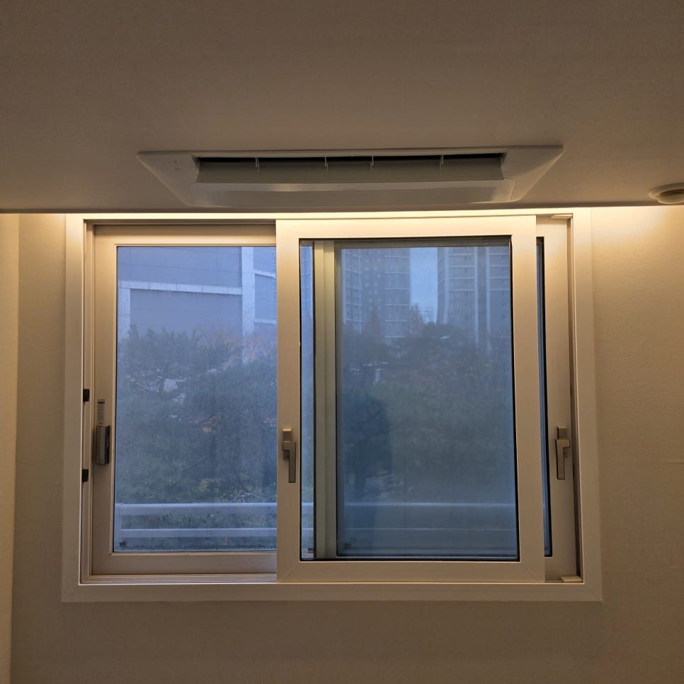 흰색 프레임 창문과 조화로운 시스템에어컨