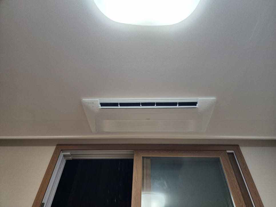 창가와 인접한 거실 공간 시공