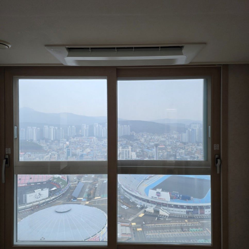 창가 공간의 조화로운 실내기 배치