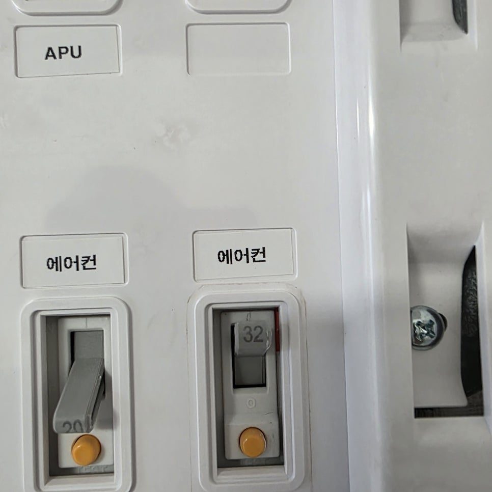 조작부와 배관 연결부 정밀 마감