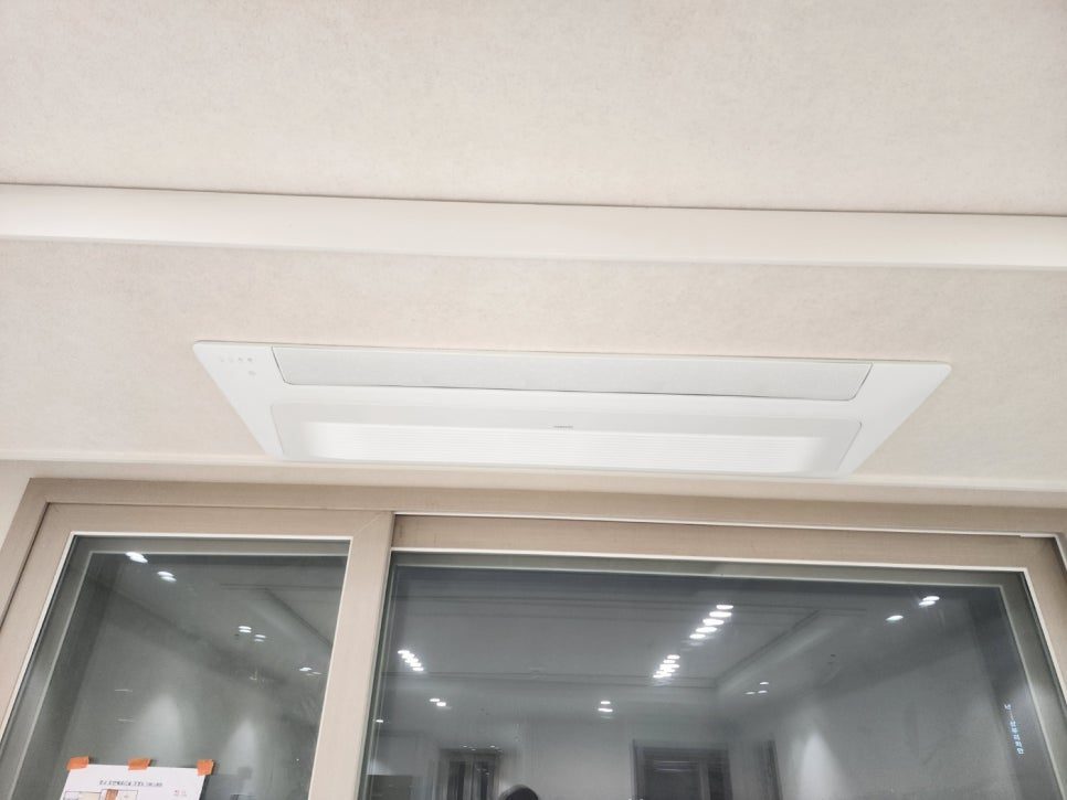 창가 쪽 시야를 고려한 설치