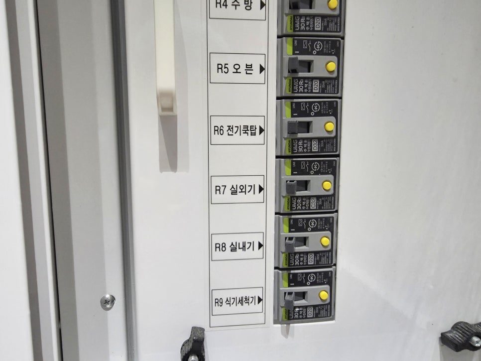 정밀하게 연결된 배관과 실외기 전면부