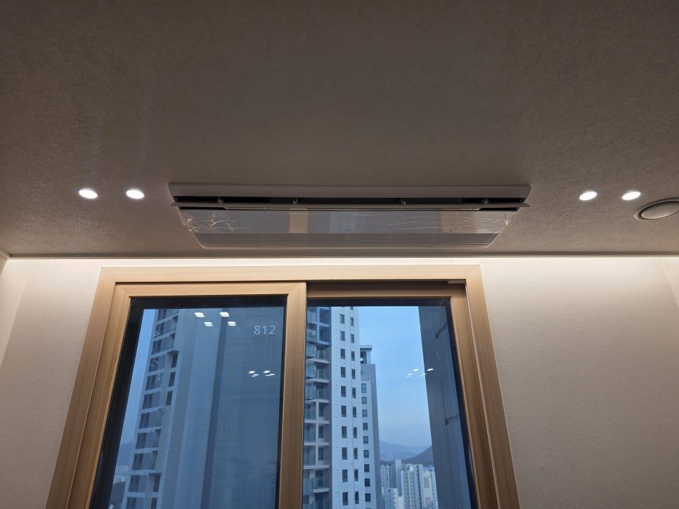 조명과 간섭 없이 배치된 거실 실내기