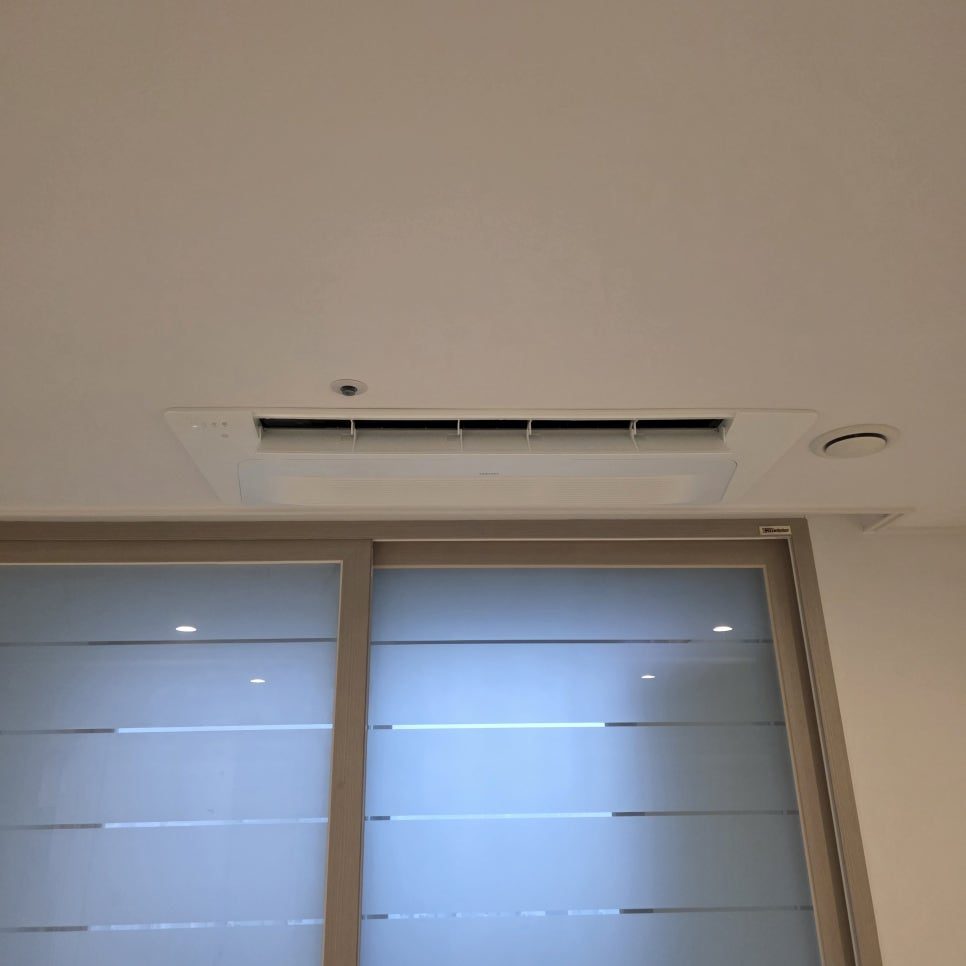 목재 톤 마감과 매칭되는 실내기 위치