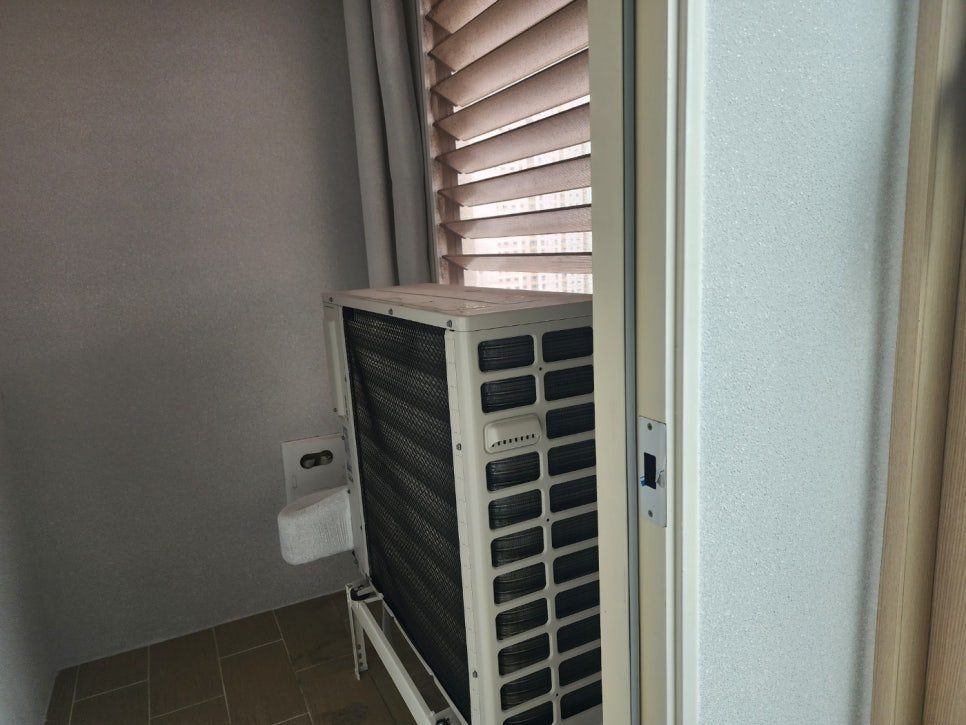실외기실 공간 효율을 높인 배관 정리