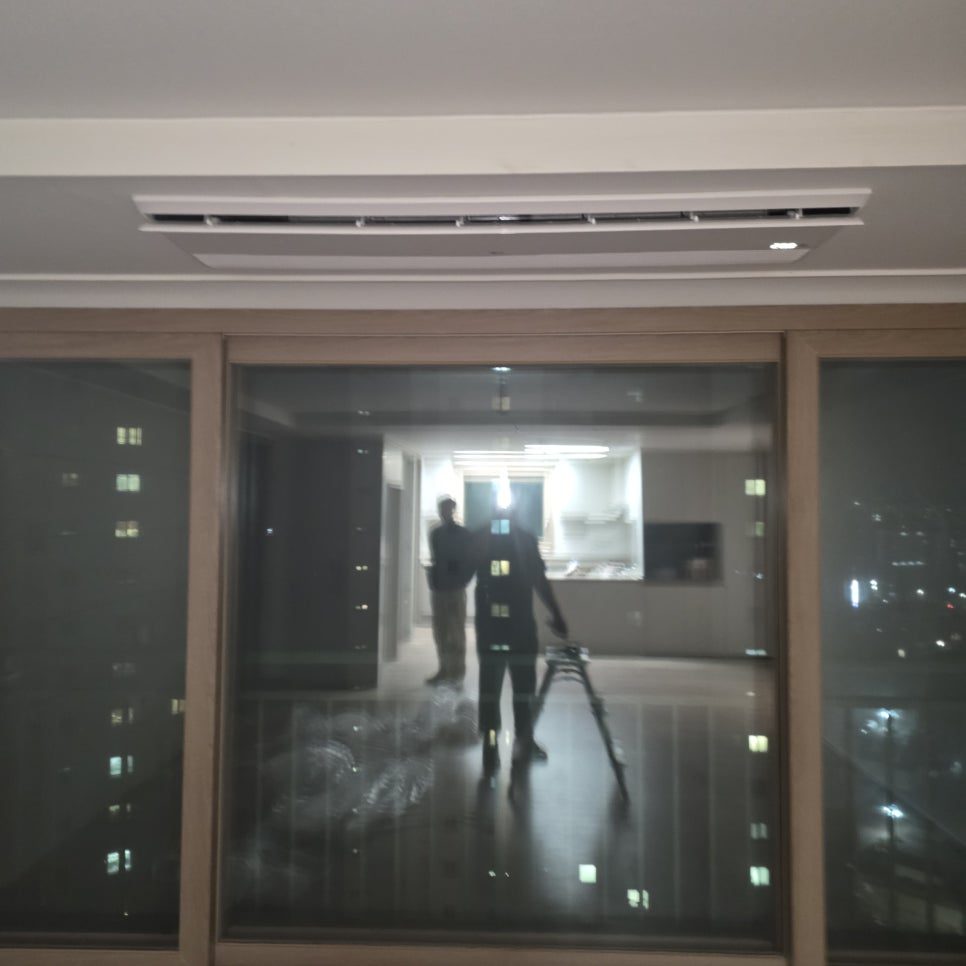 시공 중 배관 노출을 최소화하며 진행하는 현장 모습