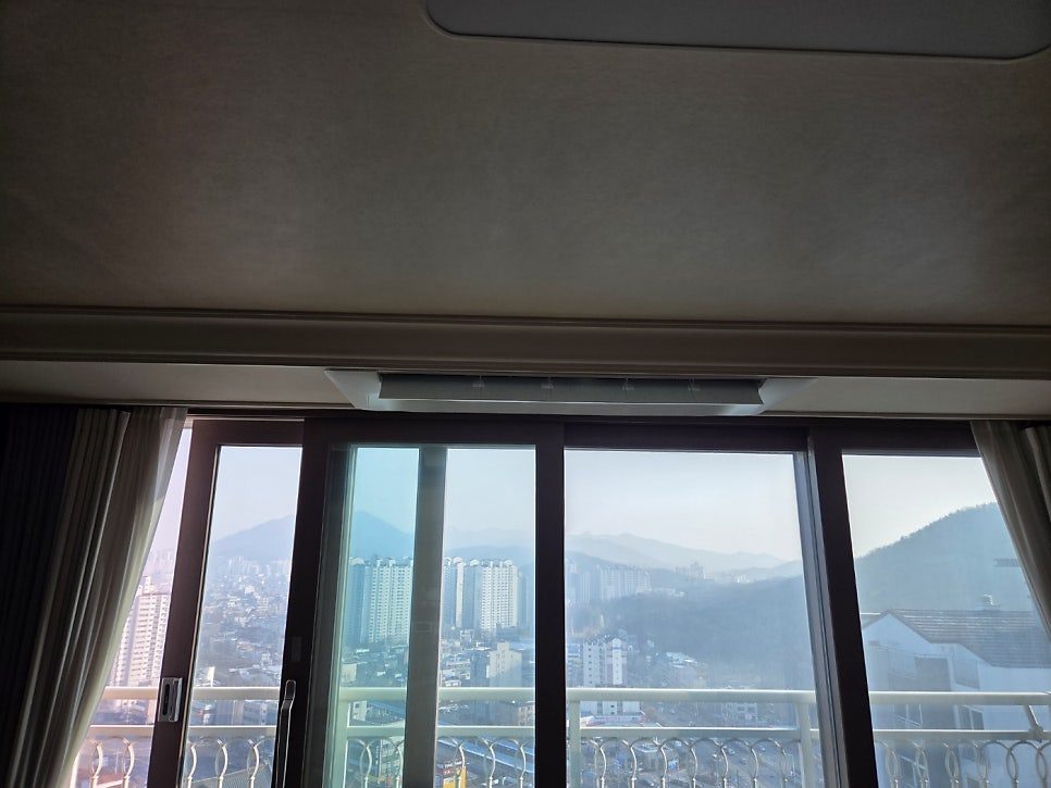 거실 전경과 시원한 공간의 완성
