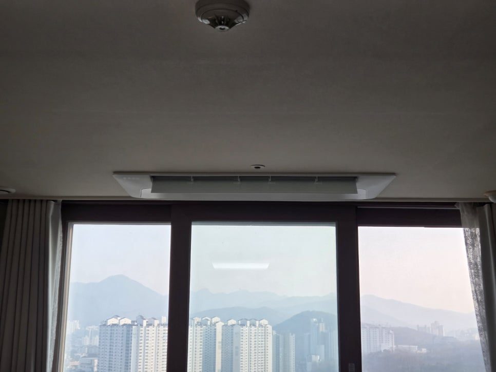 거실 천장 실내기 매립 완료