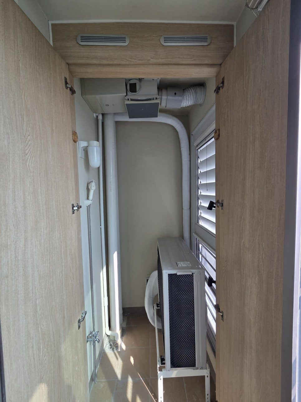 벽면과 천장 경계의 배관 마감