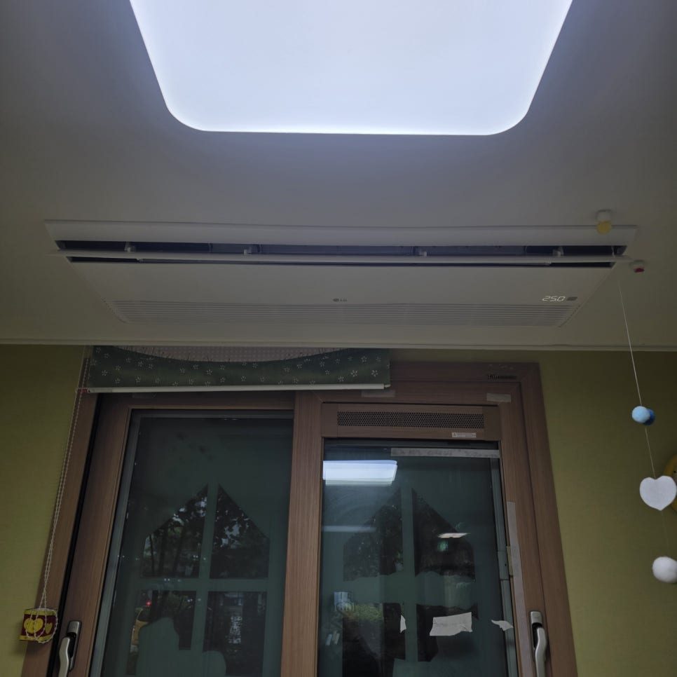 조명과 어우러진 세련된 거실 공간