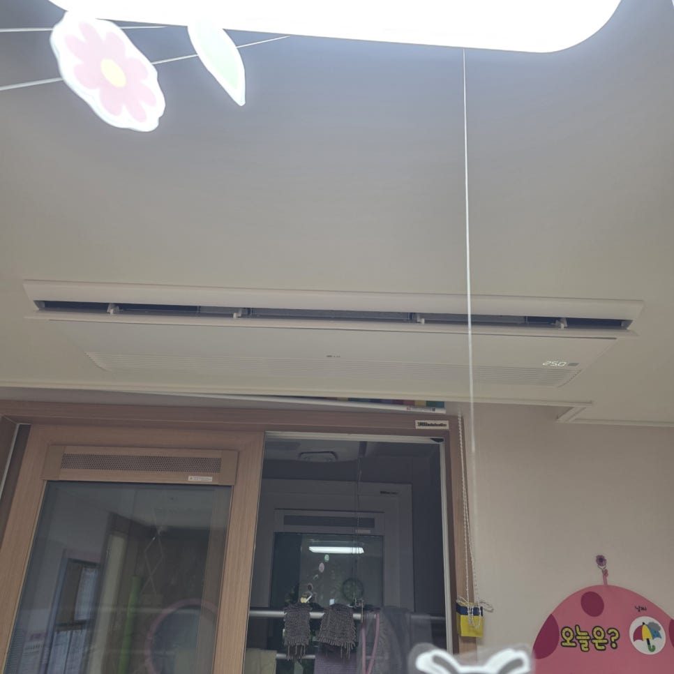 거실 목재 마감과 어우러진 실내기