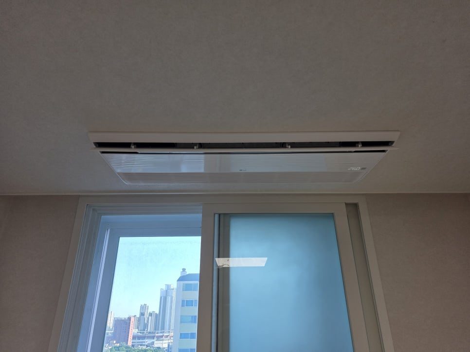 창가 쪽 배관 및 실내기 연결부 마감
