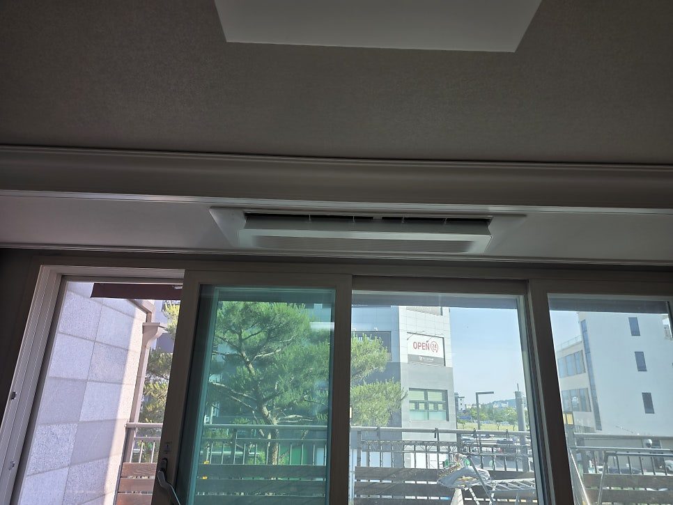 시운전까지 완료된 시원한 거실 전경