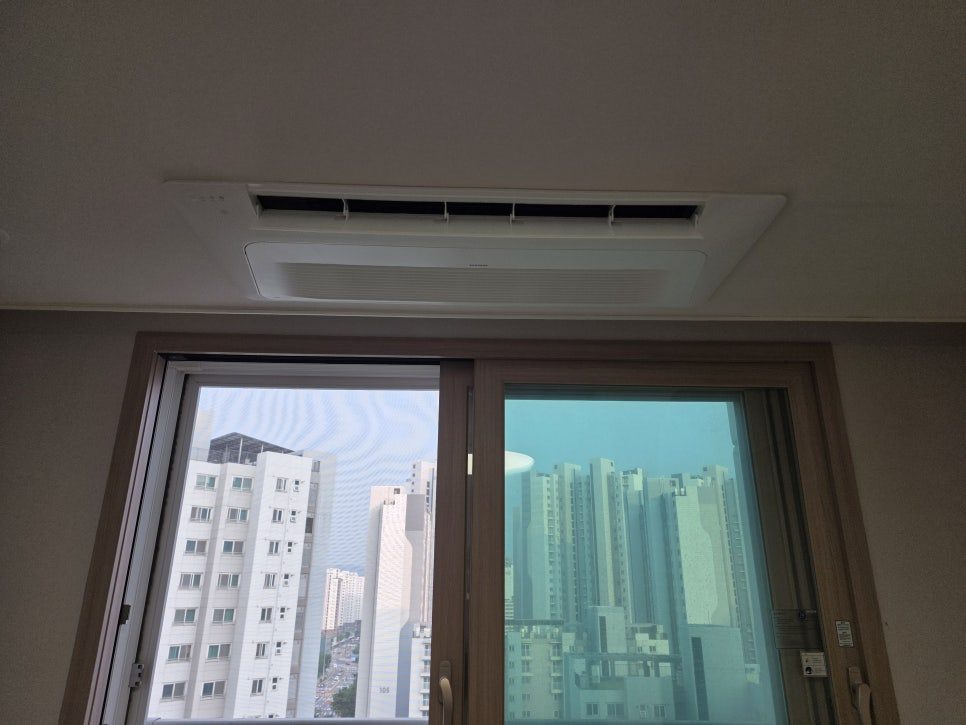 창가와 인접한 거실의 안정적인 시공