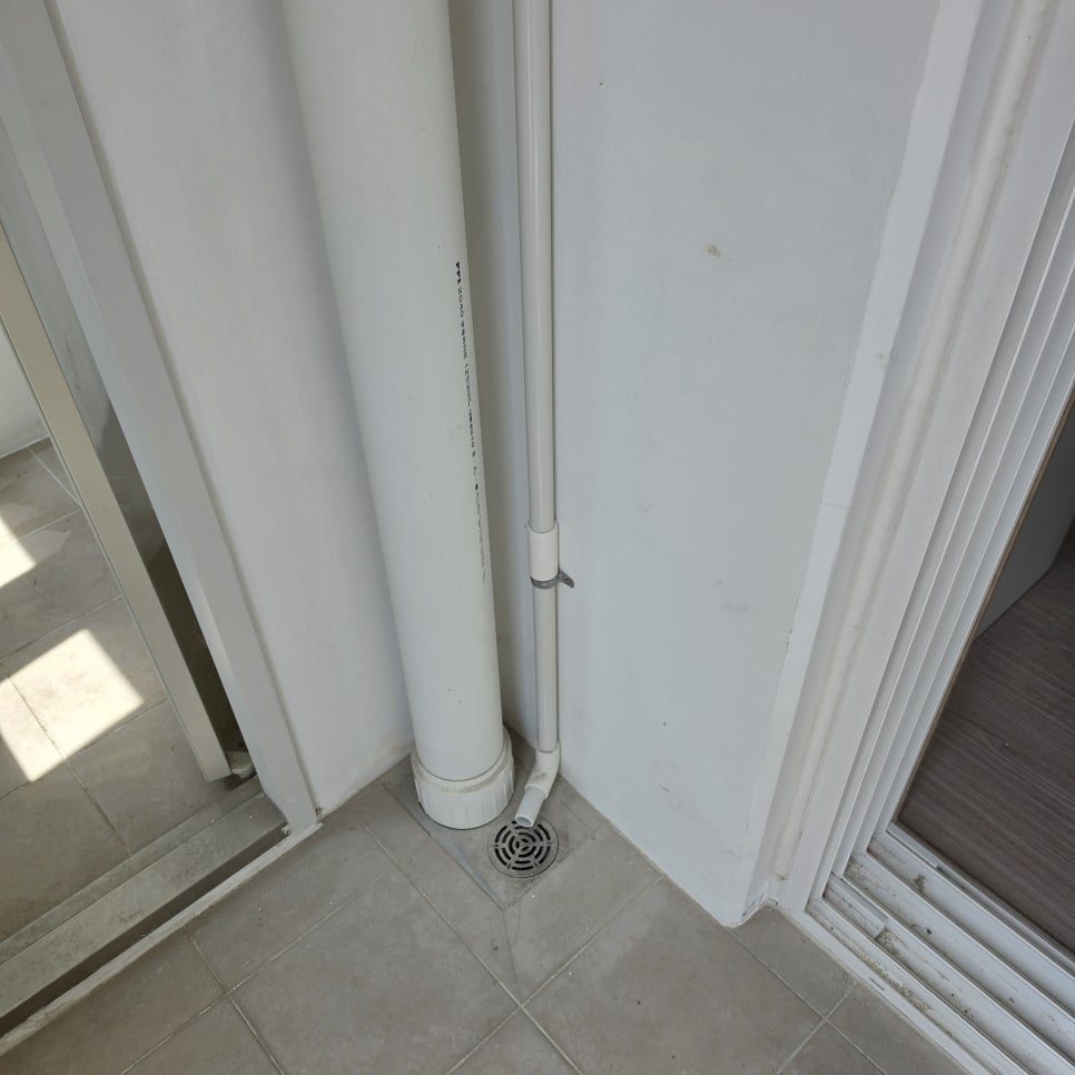 실외기 설치 공간의 배관 연결 상태
